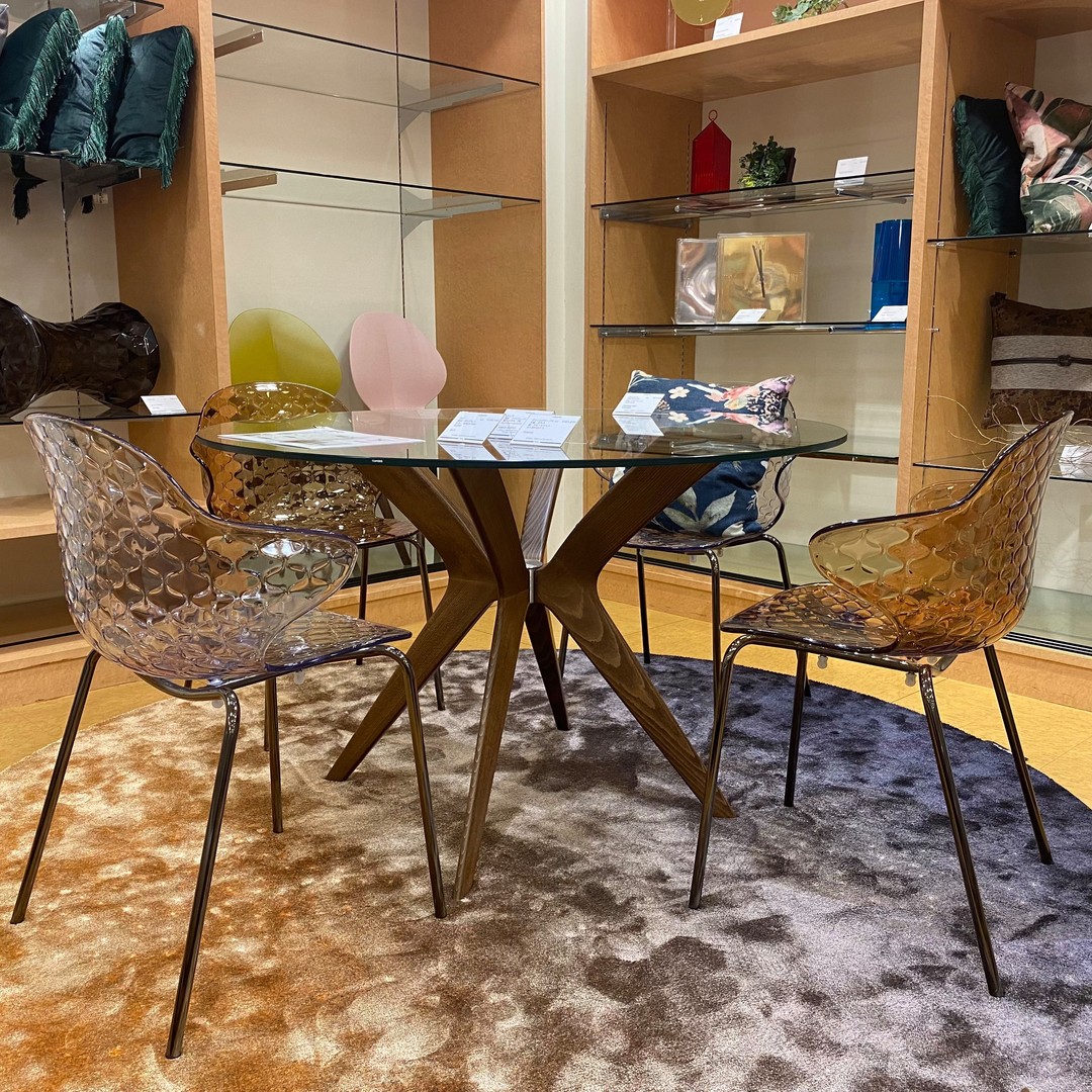 ガラス天板のラウンドテーブルとクリアチェアの展示